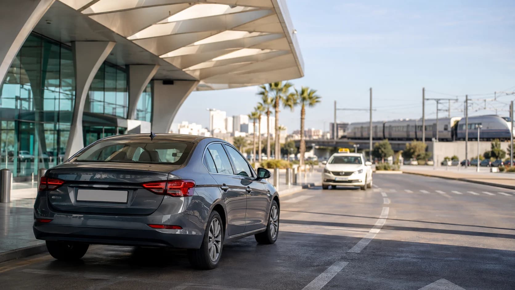 Aéroport de Casablanca vers le centre-ville : Train, Taxi ou Voiture de Location ?
