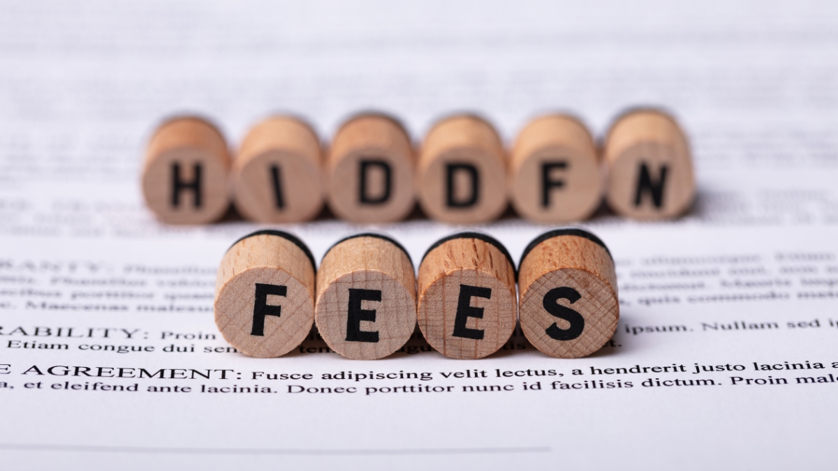 Casablanca is one of the easiest places in Morocco to rent a car, and one of the easiest places to get surprised by “small extras” that quietly change your total. The daily rate looks great, you confirm your dates, and then the real-world costs show up: tolls on the autoroute to Rabat, a late return fee because traffic happened, and an extra delivery charge because your hotel is just outside the included zone.